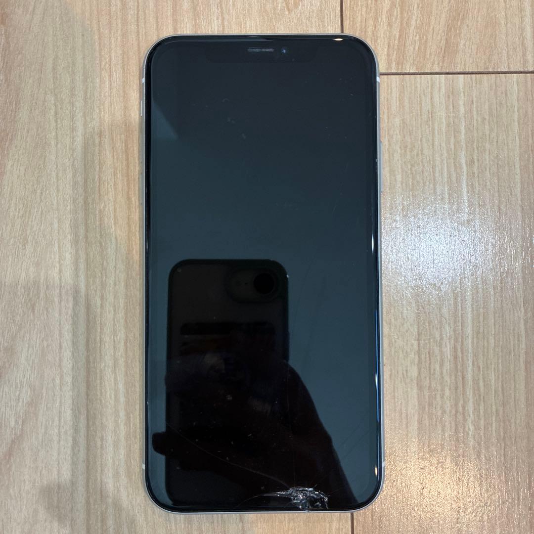 iPhone XR ホワイト 画面にひびあり