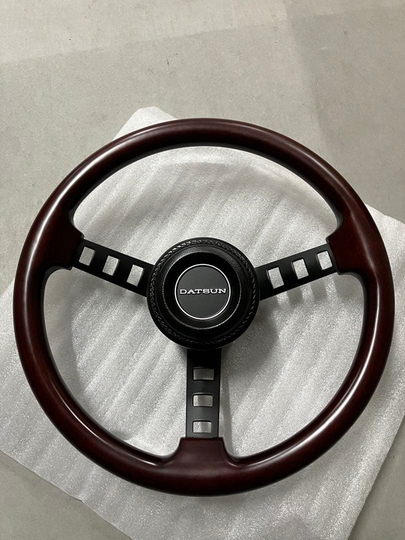 【在庫処分】DATSUN レプリカ リアルウッドステアリング・ホーンパット付き